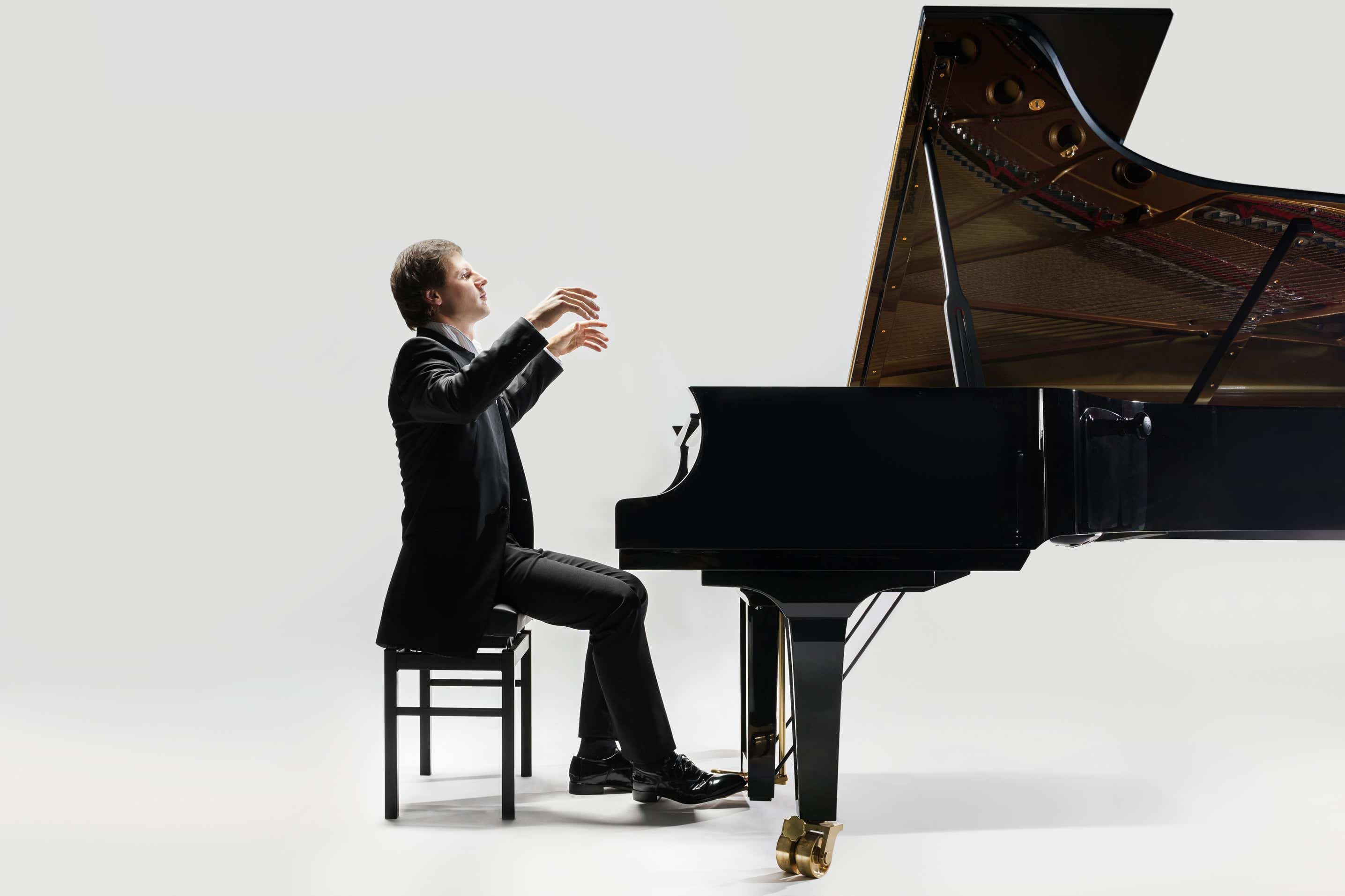 Gleb Koroleff performing at the piano